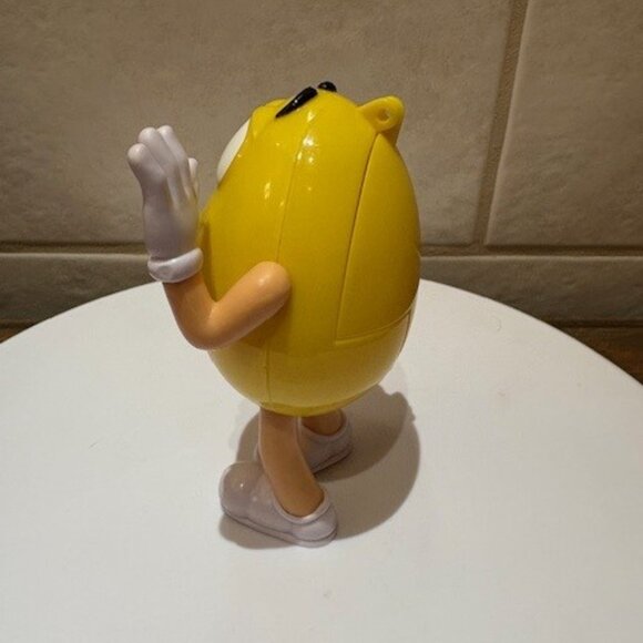 Mars Candy M&M Yellow Character Plastic Figure 2022 Back Opens - Picture 6 of 9